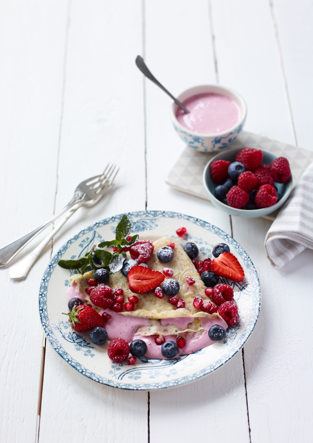 Chia-Crêpes mit beeriger Füllung